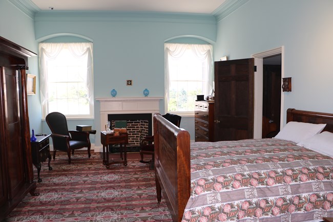 A bedroom with a small desk