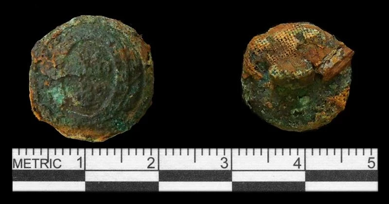 CT button_both sides2_edited-1 Front and back of Connecticut button recovered from the site.