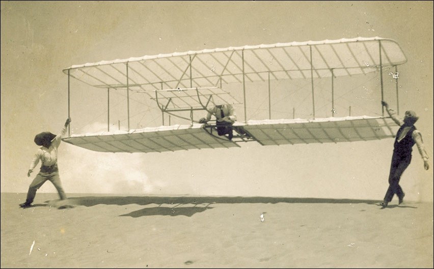 Photo of Wilbur Wright flying the 1901 glider. Photo of Wilbur Wright flying the 1901 glider.