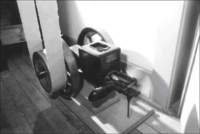 Engine similar to one built and used by the Wrights in their bicycle shop. Engine similar to one built and used by the Wrights in their bicycle shop.