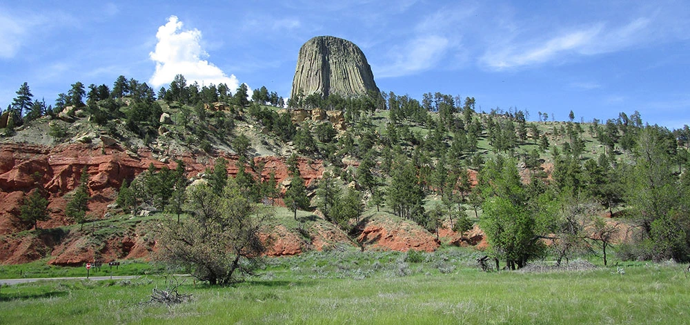 2019-FALL-PP-NEWSLETTER---FIGURE-2---DETO---TWEET photo of Tower over red beds and other formations