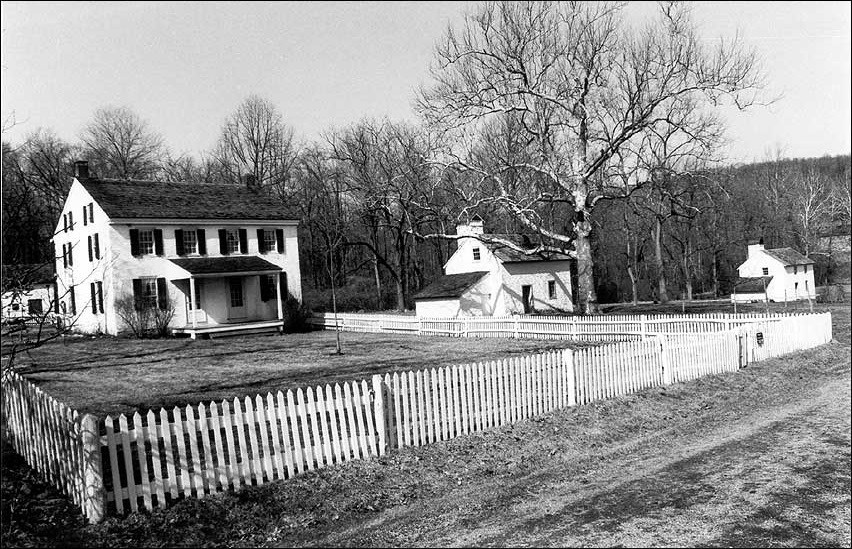 Tenant Houses surrounded by white picket fence. (National Park Service, Joseph Lee Boyle, photographer) Tenant Houses surrounded by white picket fence. (National Park Service, Joseph Lee Boyle, photographer)