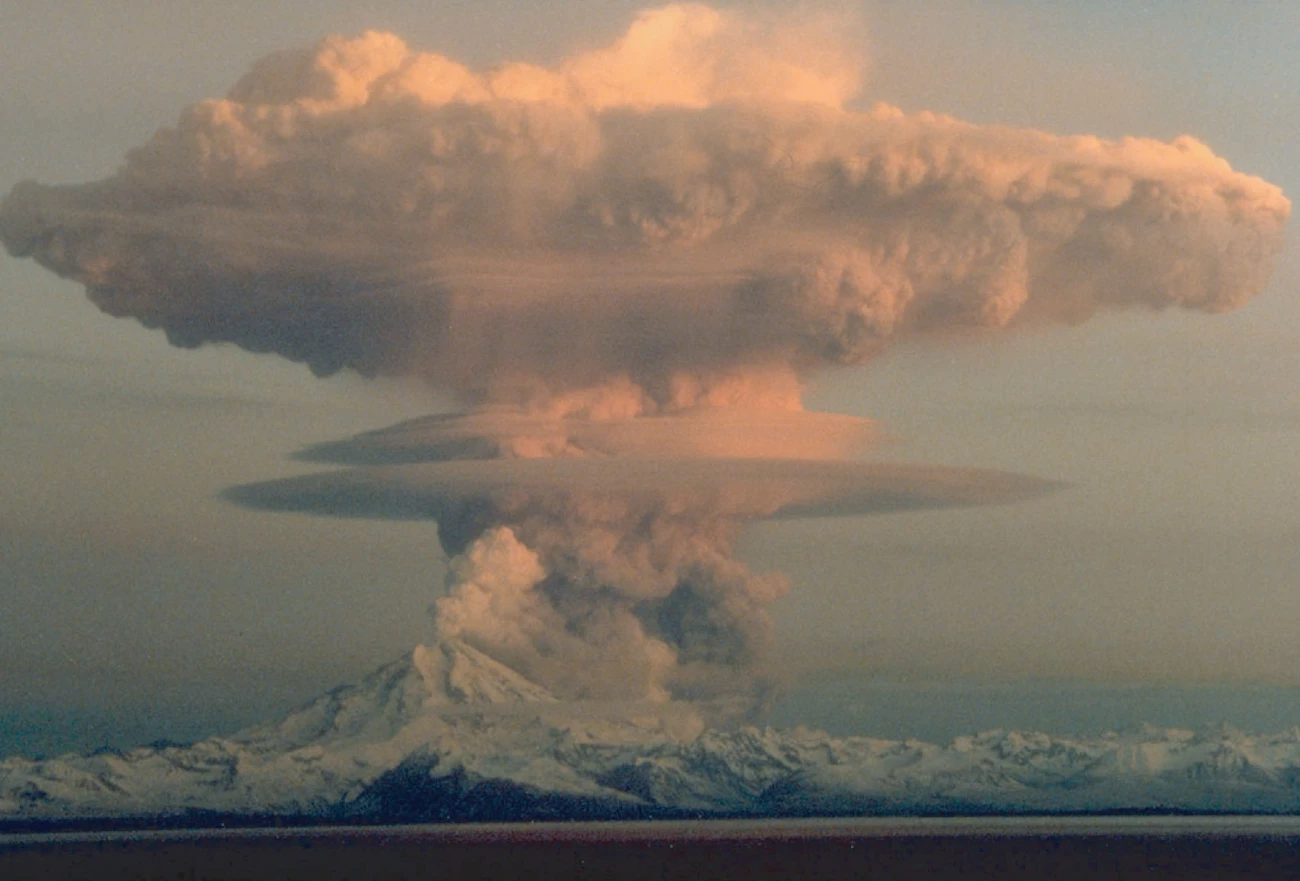 LACL Redoubt eruption@10x snow covered volcano peak erupting large cloud of ash and steam