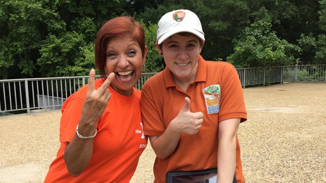 C&O Canal Intern assists with youth group program