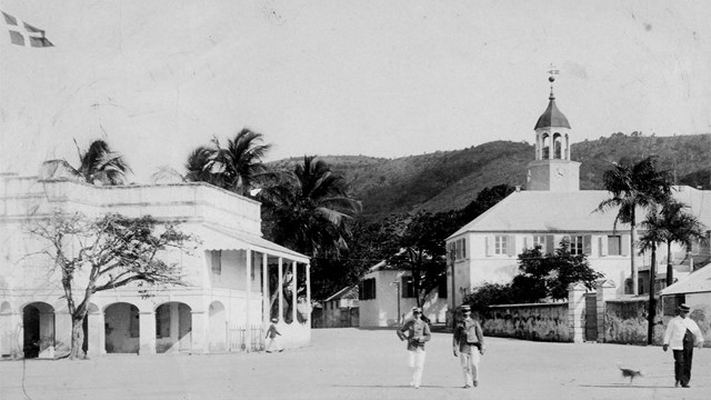 historic photo of soldiers and people on the grounds of the Customs House, 1916.