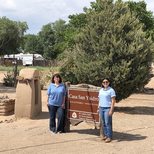 imagen de dos mujeres posando frente a la casa san ysidro