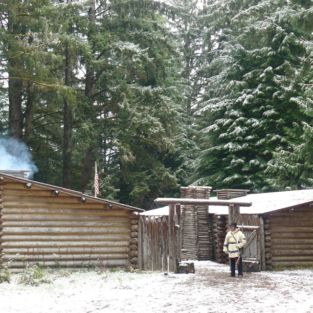 El fuerte clatsop con el nieve y un hombre.