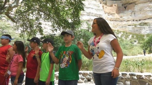 Kids on field trip doing junior ranger pledge