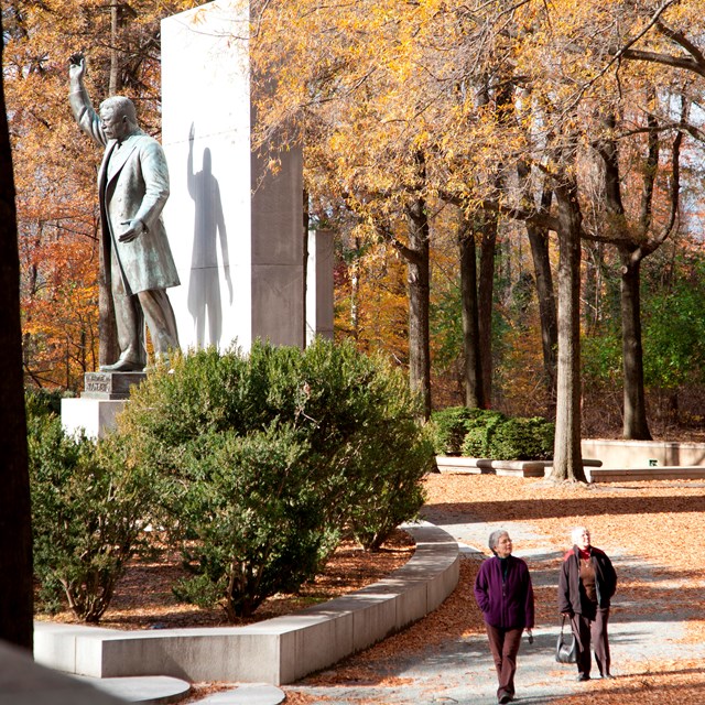 Joggers in the morning at Theodore Roosevelt Island.