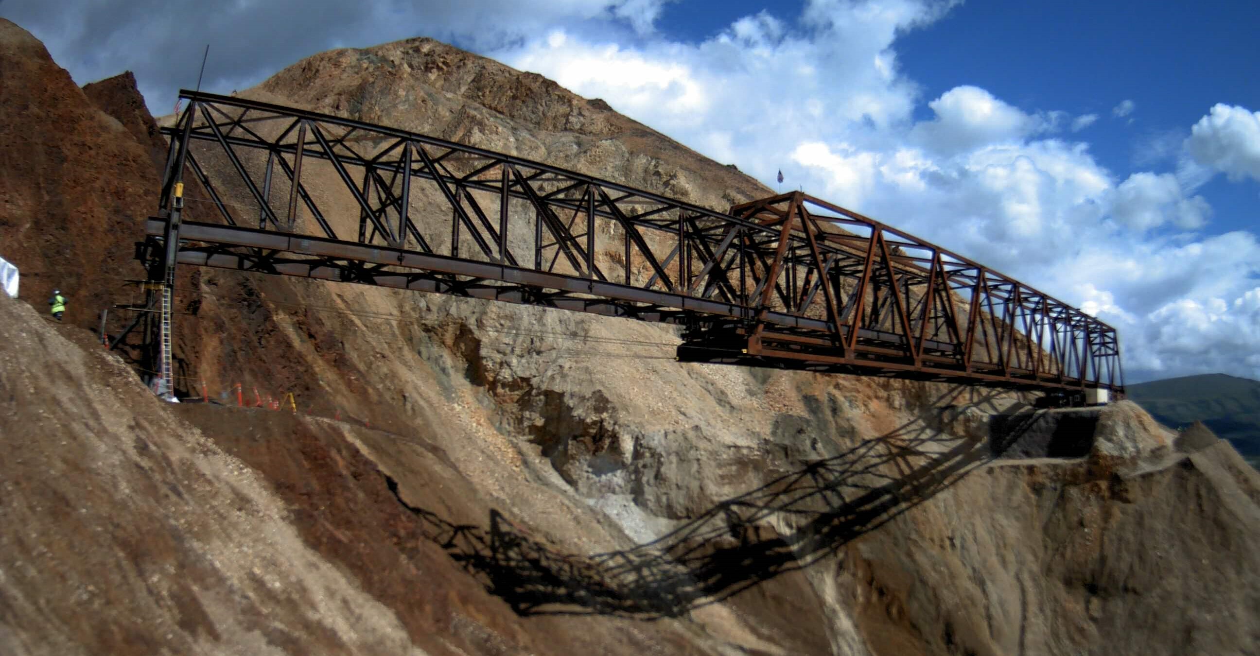 20025.08.05 NPS 2 cropped The launch truss extends all the way to the west side of the slide. The main bridge truss has begun to move left but is not yet connected to the west abutment.