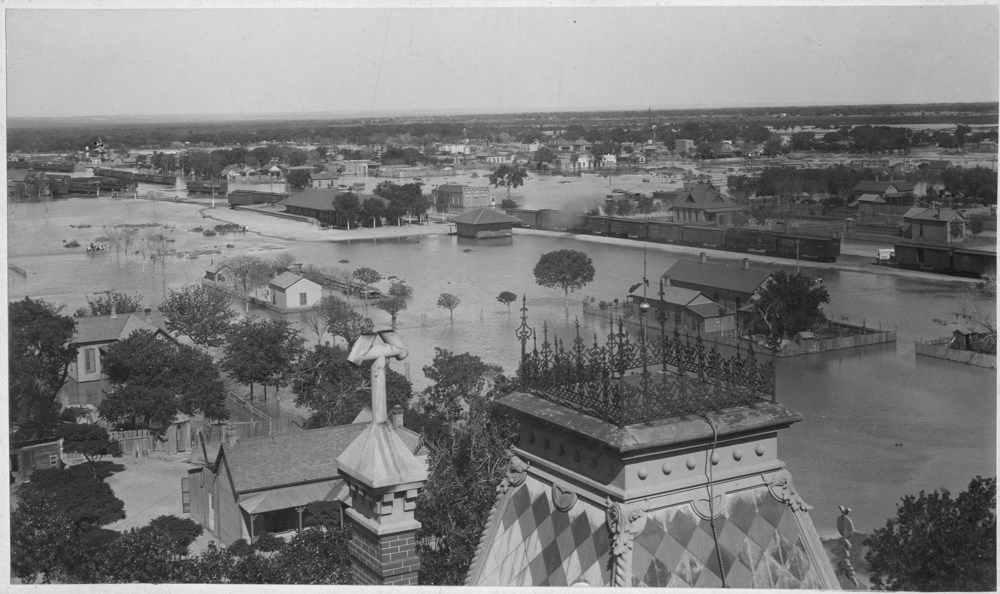 Una panorama en blanco y negro del centro inundado de El Paso desde la altura de un edificio alto.