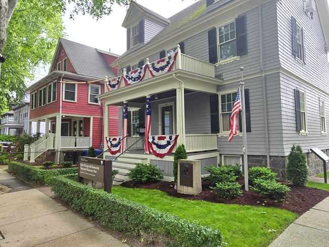 Photo of the JFK birthplace from the side on opening day