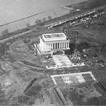 B&W of lincoln memorial next to Potomac