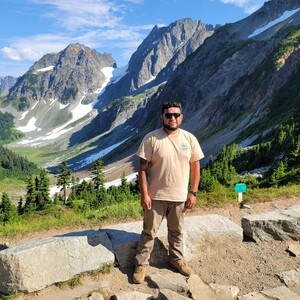 Intern in front of mountains