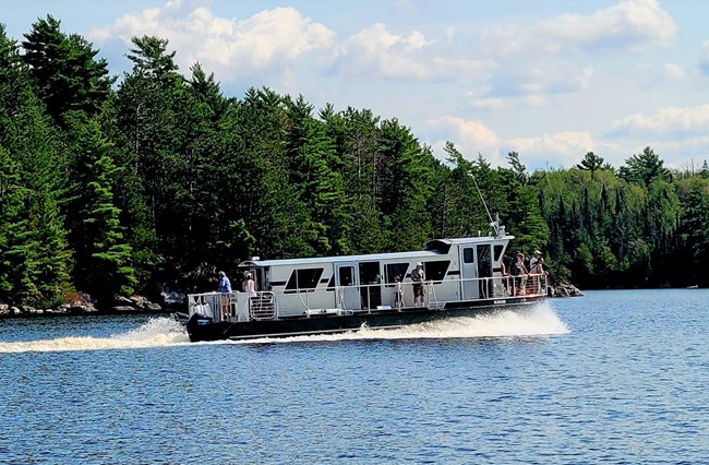 Ne-zho-dain tour boat