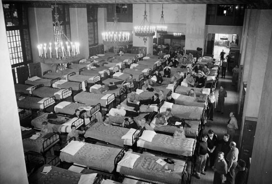 Wounded and ill navy soldiers in the Ahwahnee Hotel in the 1940s.