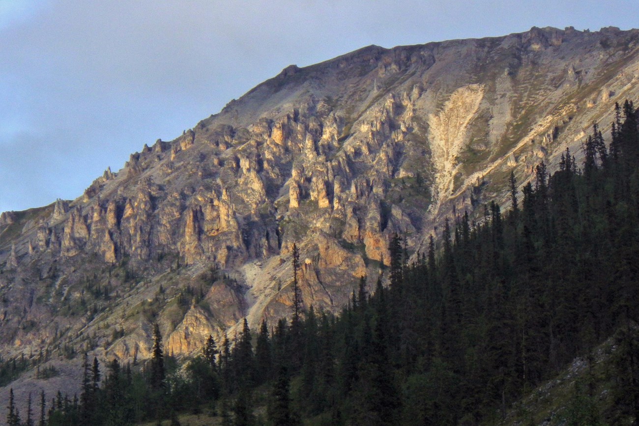 Jëjezhuu Tr’injàa mountain spires